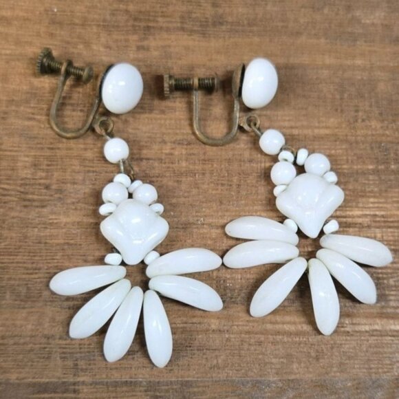 Vtg Art deco 1940s made in JAPAN milk glass screw back earrings - Picture 3 of 10